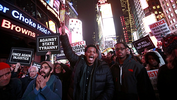 Manifestantes protestam na Times Square contra o não indiciamento de policial que matou homem negro