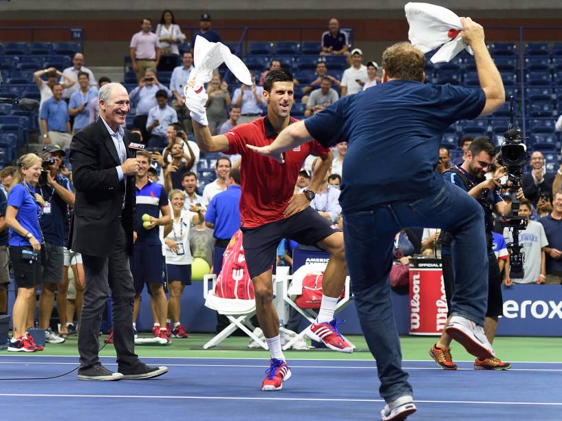 Djokovic dança com um fã durante US Open