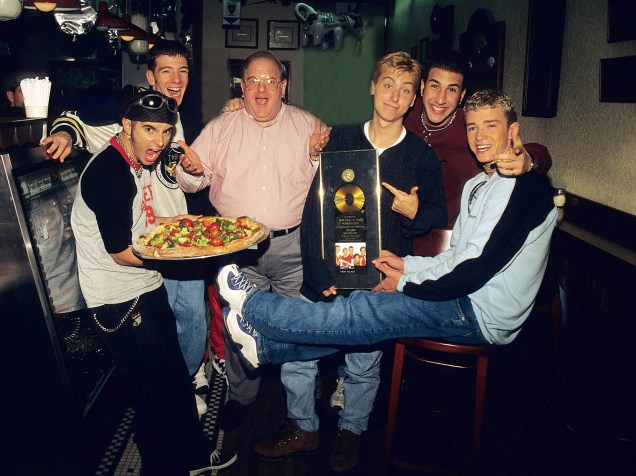 Ex-empresário da banda, Lou Pearlman, posa com os integrantes do NSync Chris Kirkpatrick, JC Chasez, Lance Bass, Joey Fatone e Justin Timberlake em uma pizzaria em foto de 1996