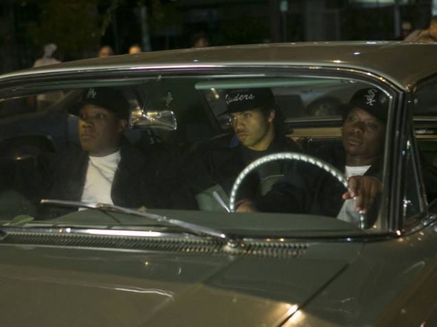 Corey Hawkins (Dr. Dre), OShea Jackson Jr (Ice Cube) e Jason Mitchell (Eazy-E) no filme Straight Outta Compton: A História do N.W.A.