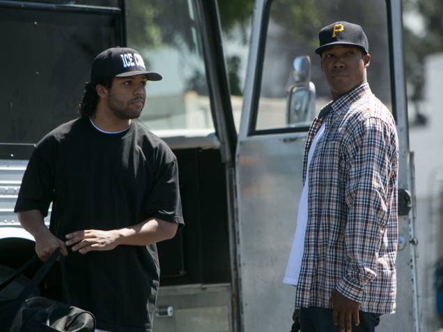 OShea Jackson Jr. como Ice Cube e Corey Hawkins na pele de Dr. Dre no filme Straight Outta Compton: A História do N.W.A.