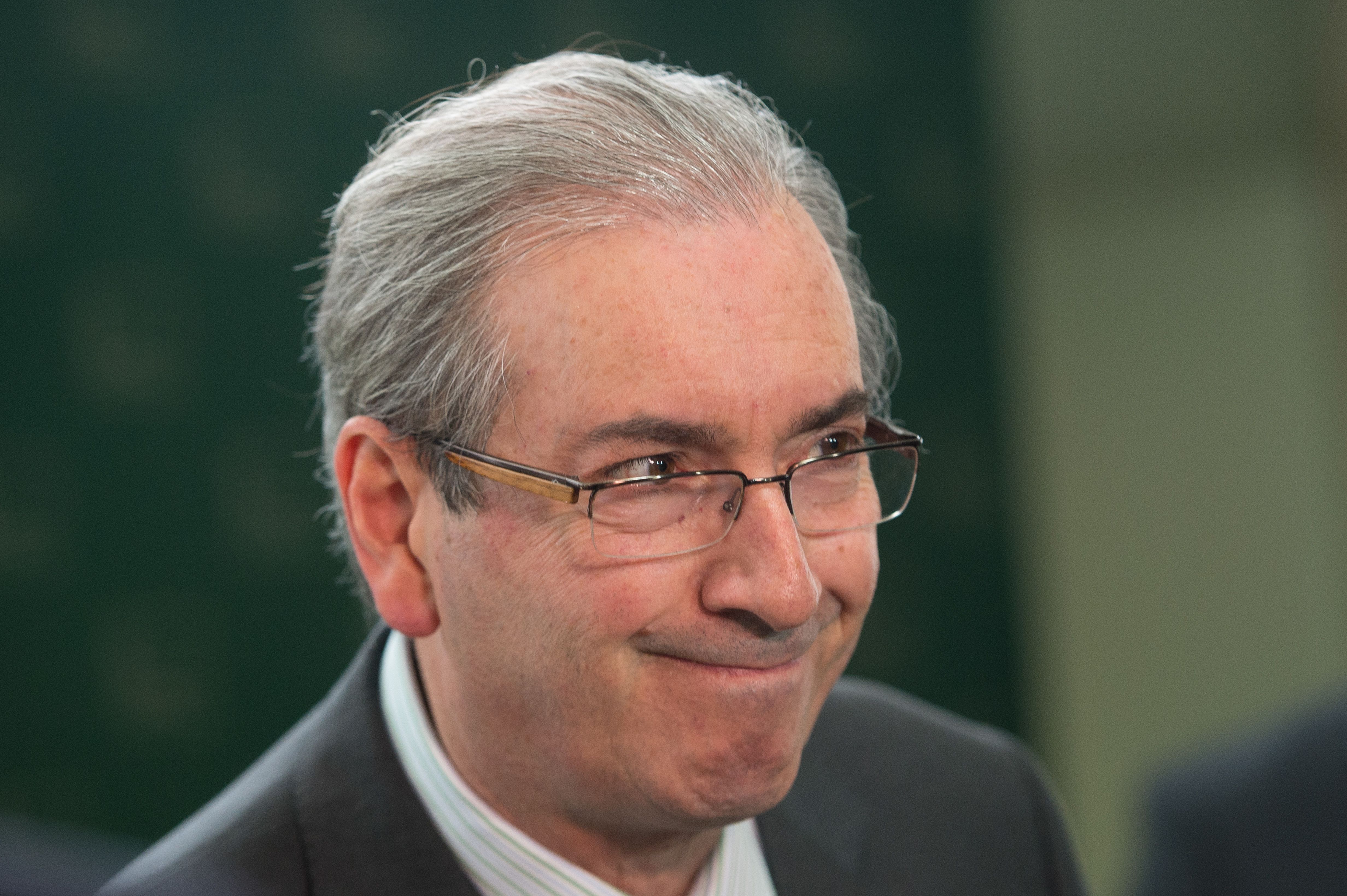 A leitura de que a crise política dificulta a aprovação de medidas fiscais no Congresso, em um momento de ajuste da economia, fez os investidores buscarem a segurança do dólar