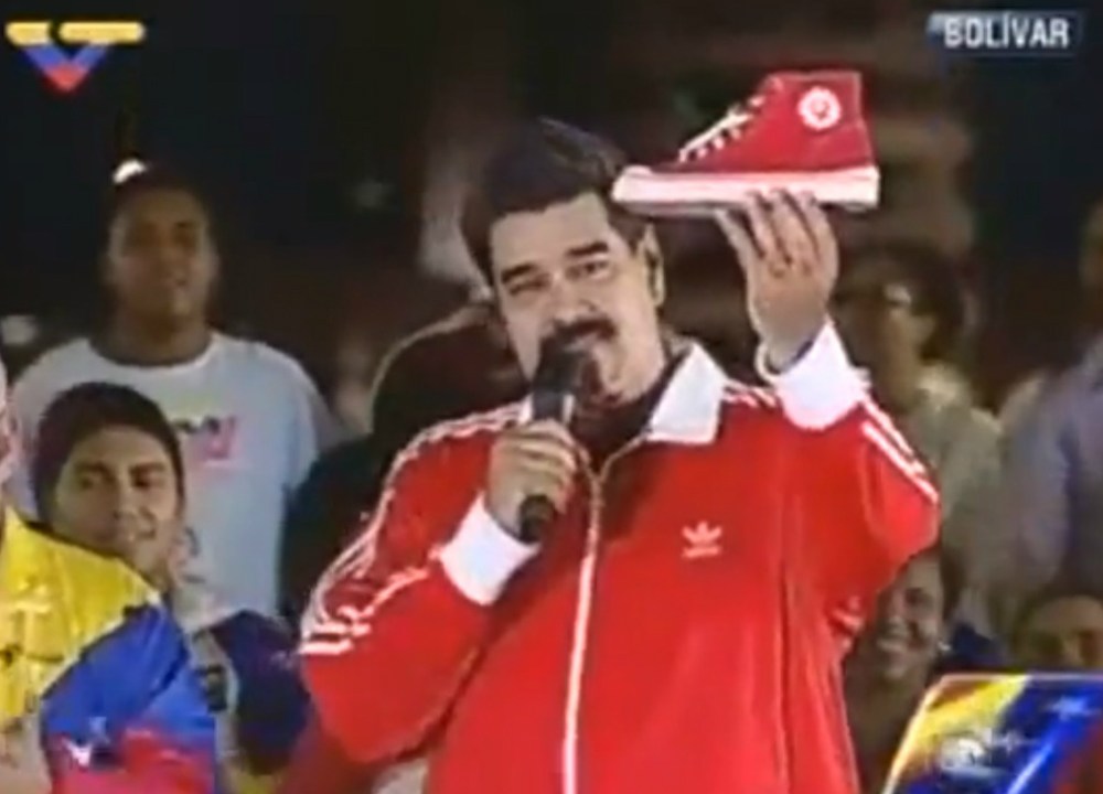 Maduro segura o "tênis bolivariano da juventude"
