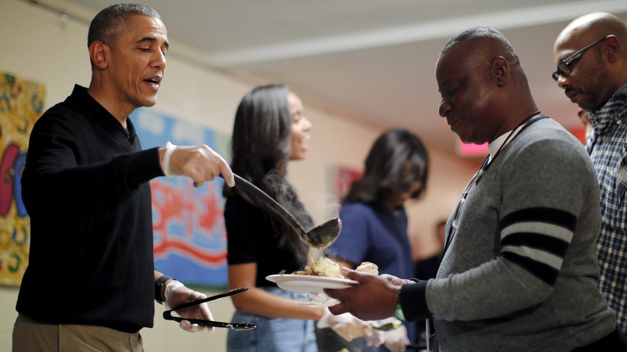 O presidente dos Estados Unidos, Barack Obama, serve jantar de Ação de Graças em um centro para moradores de rua, em Washington