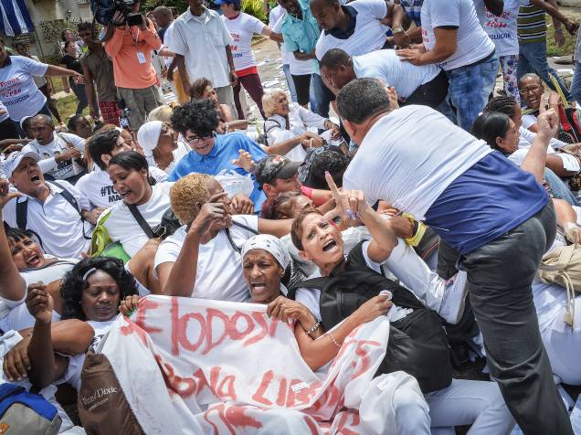 Opositores e ativistas das Damas de Branco que protestavam contra o governo foram detidos, neste domingo (20)