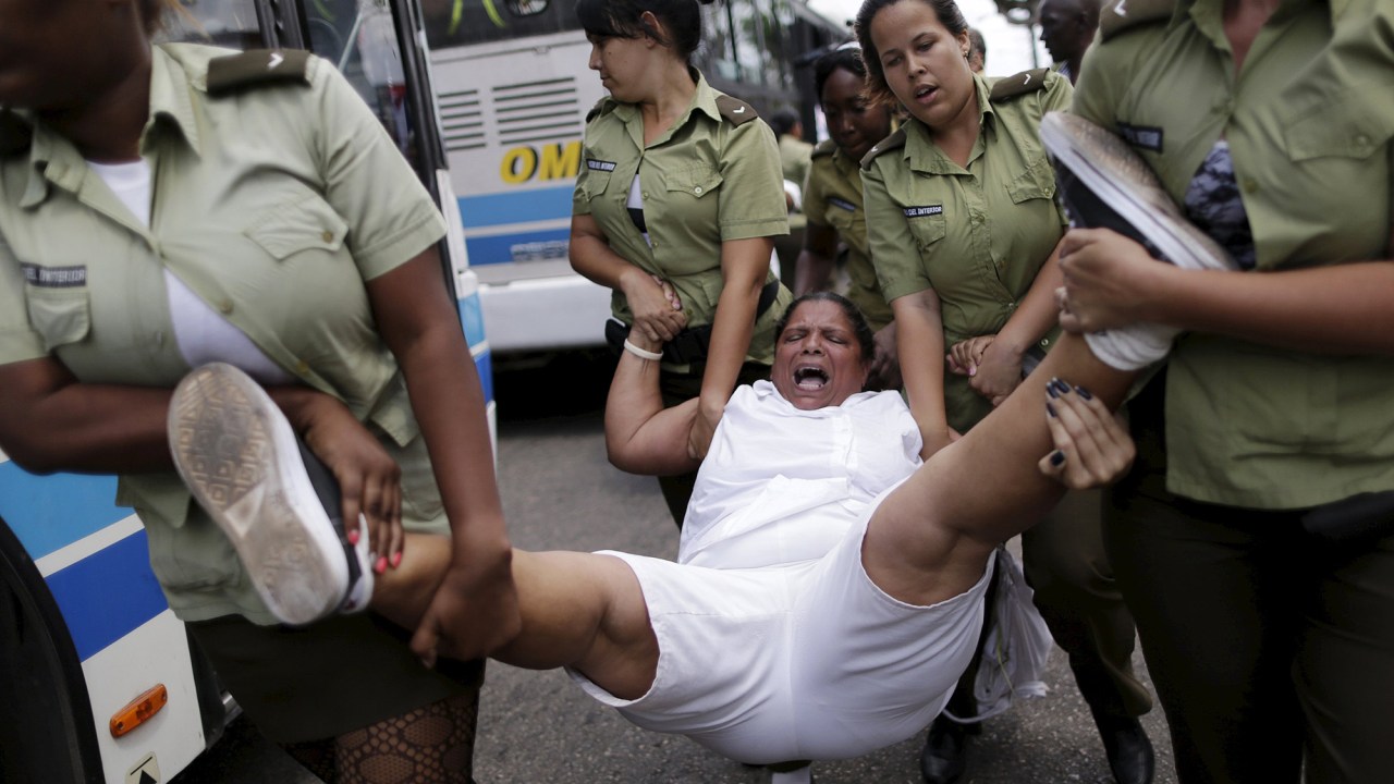 Opositores e ativistas das Damas de Branco que protestavam contra o governo foram detidos, neste domingo (20)