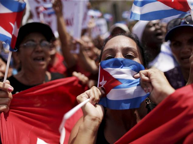 Cubanos aguardam a chegada do presidente americano Barack Obama em  Havana, neste domingo (20)