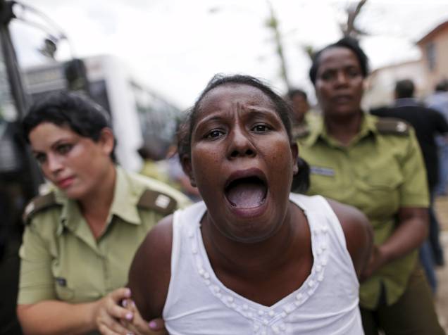 Opositores e ativistas das Damas de Branco que protestavam contra o governo de Cuba foram detidos, neste domingo (20)