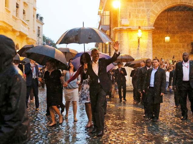 Sob chuva, presidente americano Barack Obama desembarca na ilha e faz tour por Havana Velha