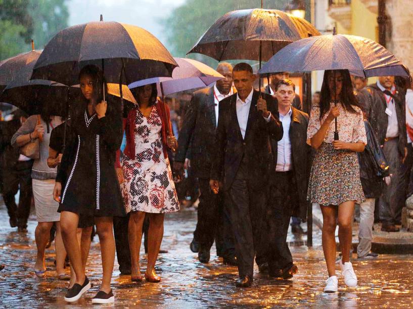 Sob chuva, presidente americano Barack Obama desembarca na ilha e faz tour por Havana Velha