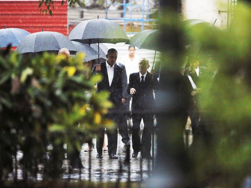 Sob chuva, presidente americano Barack Obama desembarca na ilha e faz tour por Havana Velha
