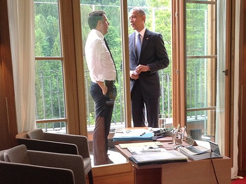 Flagrado! Assessor descuidado posta foto de Barack Obama puxando o que parece ser um cigarro durante um encontro com o primeiro-ministro da Itália, Matteo Renzi