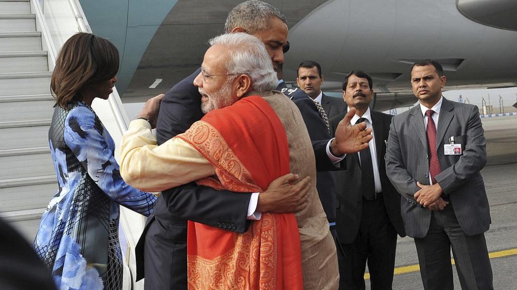 Premiê indiano recebe Obama com caloroso abraço em Nova Déli
