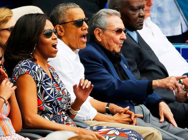 Presidente americano Barack Obama, a primeira-dama Michelle Obama, e o cubano Raúl Castro, assistem a uma partida de baseball, no Estadio Latinoamericano, na capital Havana, em Cuba, nesta terça-feira (22)