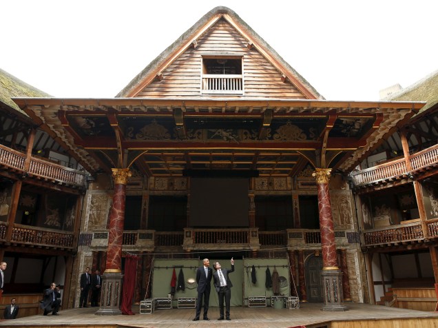 Diretor Patrick Spottiswoode conduz a visita do Presidente Barack Obama ao Teatro Globe, em Londres, onde peças escritas por William Shakespeare são encenadas para comemorar o aniversário de 400 anos da morte do escritor - 23/04/2016
