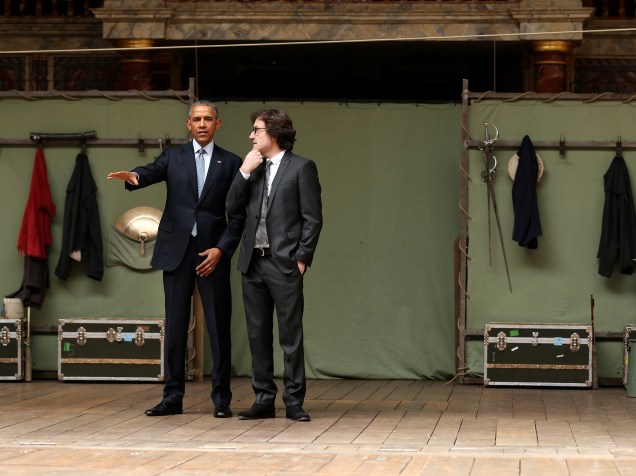Presidente Barack Obama acompanha o diretor Patrick Spottiswoode durante visita ao Teatro Globe, em Londres. A construção é uma réplica do teatro onde as peças de Shakespeare eram encenadas - 23/04/2016