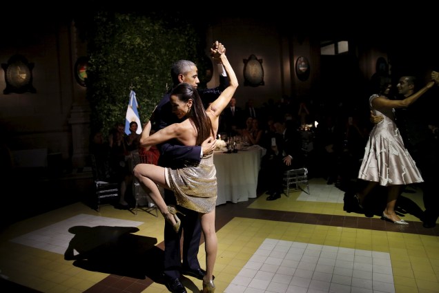 Presidente americano Barack Obama dança tango durante jantar promovido por Mauricio Macri no Centro Cultural Kirchner, em Buenos Aires