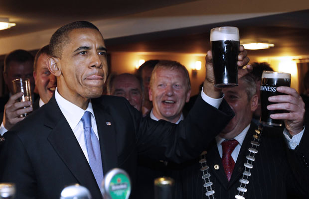 Barack Obama bebe cerveja irlandesa no dia de Saint Patrick, o padroeiro da Irlanda