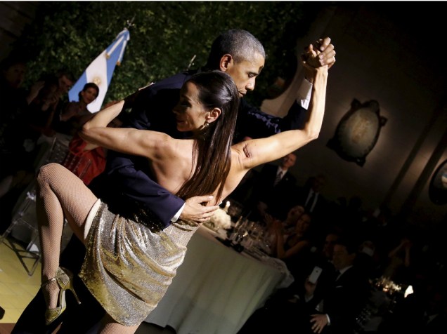 Obama, com cara séria, dança Tango na Argentina