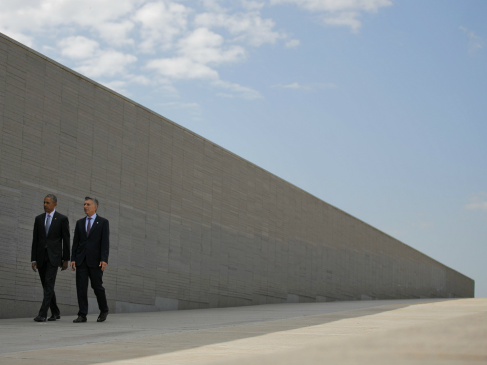 Barack Obama e Mauricio Macri no memorial das vítimas da ditadura Argentina