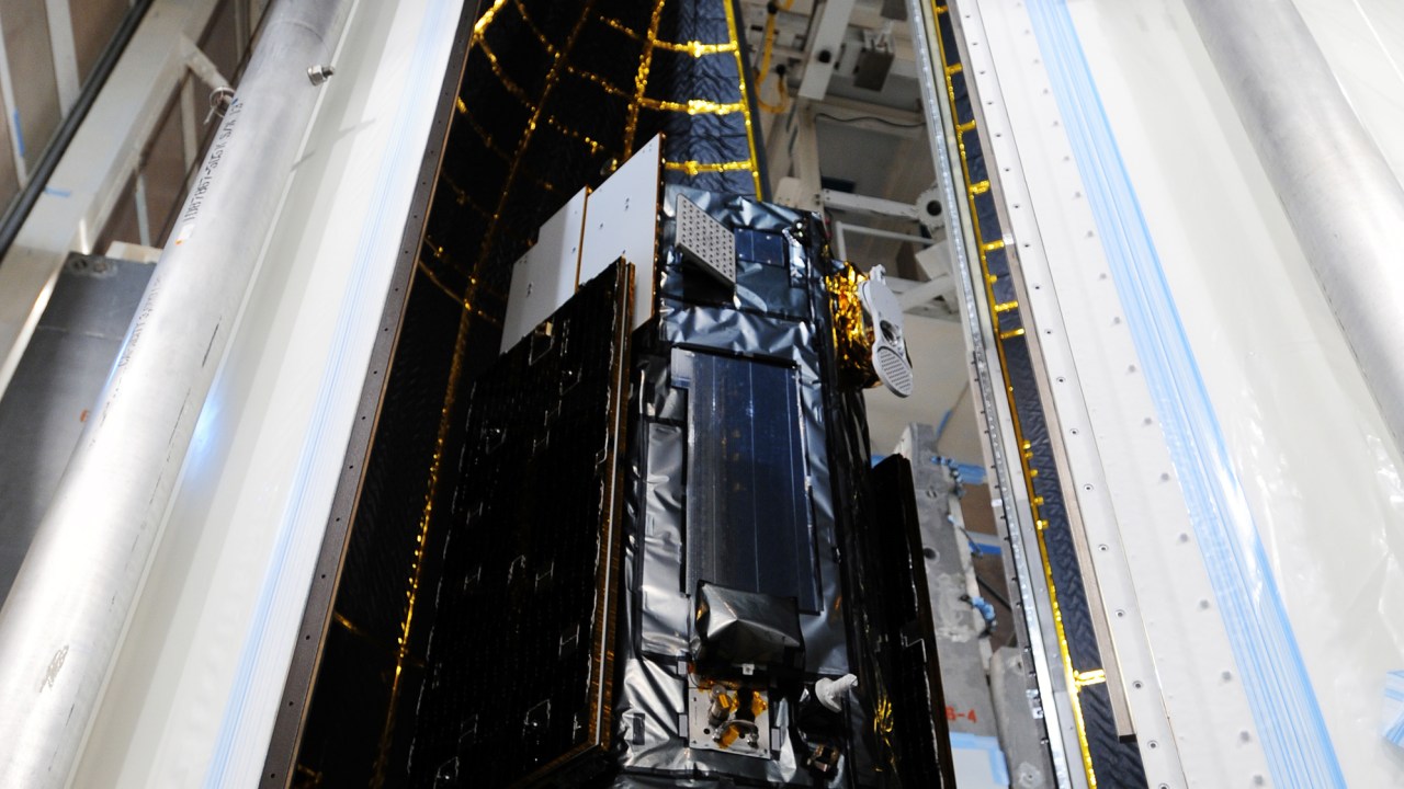 O satélite Orbiting Carbon Observatory-2, dentro de seu foguete de lançamento