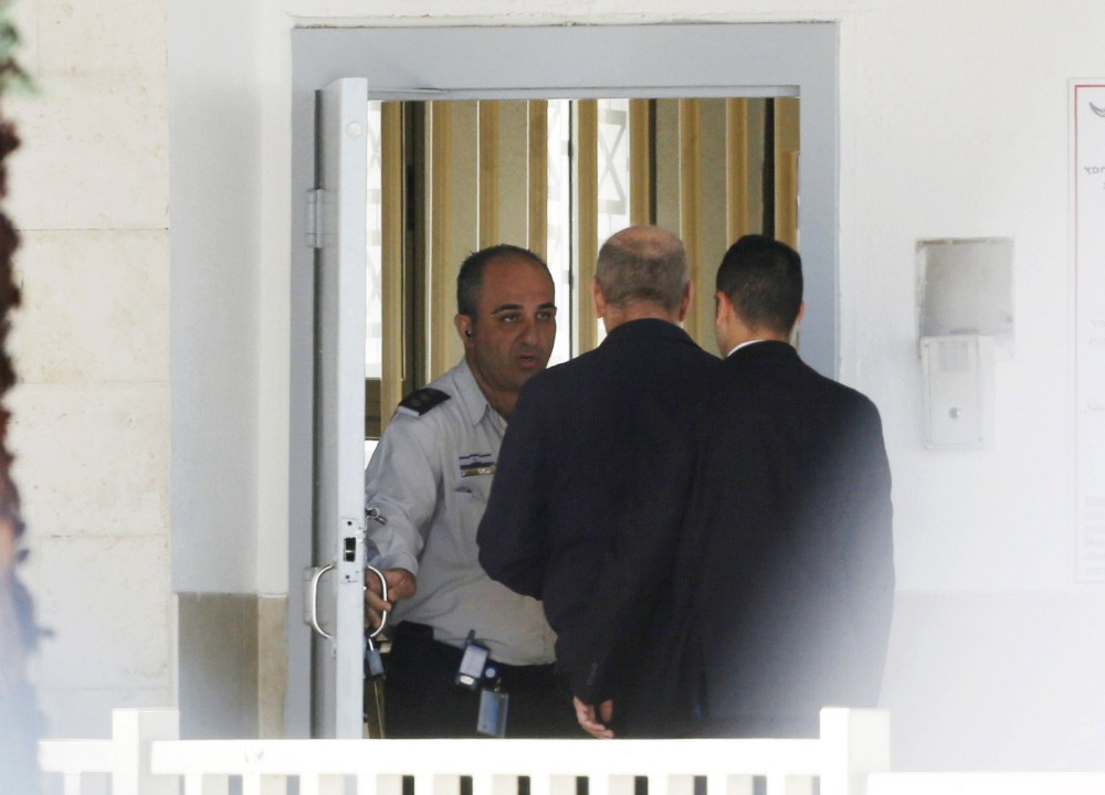 O ex-premiê israelense Ehud Olmert chega na prisão para cumprir sua pena