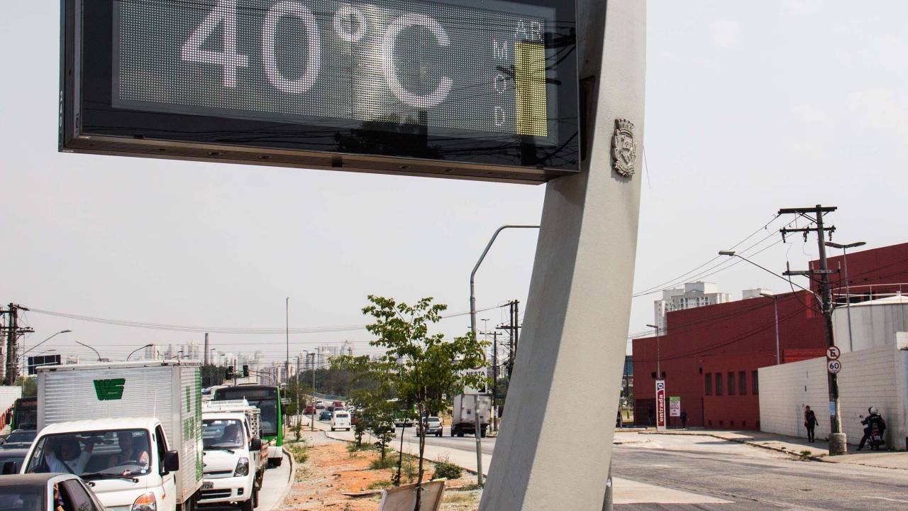 Termômetro marca 40ºC na Freguesia do Ó, em São Paulo (SP), na tarde desta sexta-feira (17)
