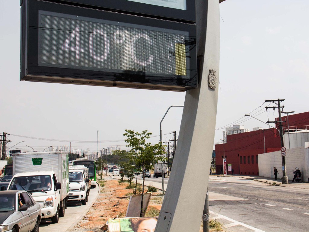 Termômetro marca 40ºC na Freguesia do Ó, em São Paulo (SP), na tarde desta sexta-feira (17)