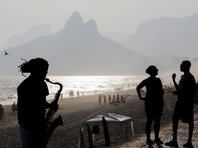 <p>Banhistas aproveitam dia de calor na praia de Ipanema, na zona sul da capital fluminense, na tarde desta quarta-feira (17)</p>