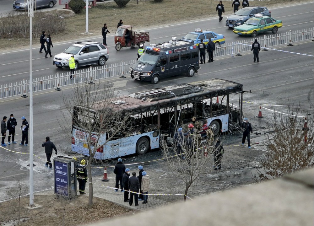 Pelo menos catorze pessoas morreram após um homem incendiar um ônibus em Yinchuang, no noroeste da China