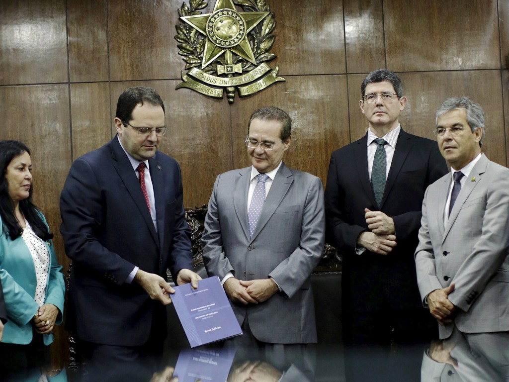 O ministro do planejamento, Nelson Barbosa, e o Ministro da Fazenda, Joaquim Levy, apresentam o orçamento de 2016 para o senador Renan Calheiros, em Brasilia