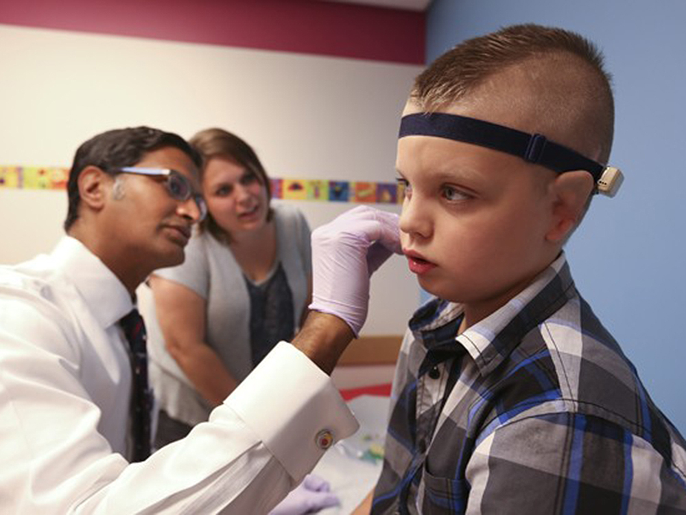 Elijah Bell, de 8 anos, recebeu implantes de orelha feitos com cartilagem retirada de suas costelas