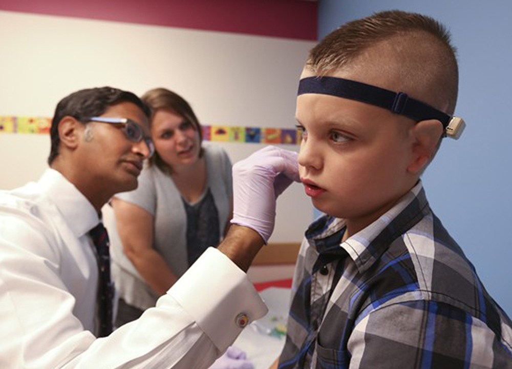 Elijah Bell, de 8 anos, recebeu implantes de orelha feitos com cartilagem retirada de suas costelas
