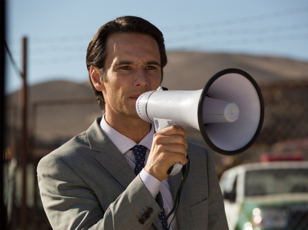 Rodrigo Santoro como o ministro chileno Laurence Golborne, no filme Os 33, sobre os mineiros soterrados no Atacama