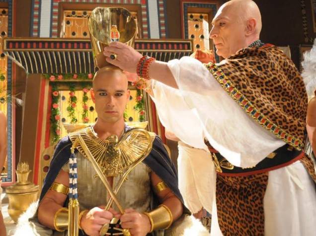 <p>Ramsés II (Sérgio Marone) é coroado em cena de Os Dez Mandamentos</p>