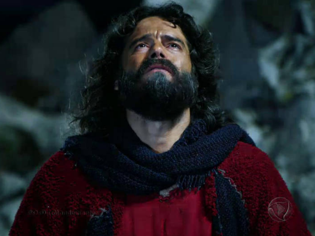 Cena do primeiro capítulo da segunda temporada de Os Dez Mandamentos, da TV Record, mostra Moisés (Guilherme Winter) no Monte implorando perdão pelo seu povo