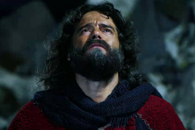Cena do primeiro capítulo da segunda temporada de Os Dez Mandamentos, da TV Record, mostra Moisés no Monte implorando perdão pelo seu povo