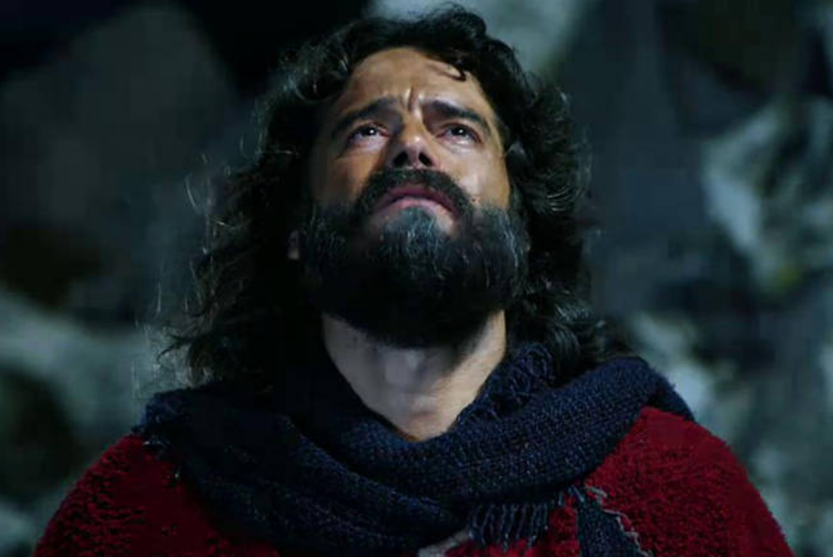 Cena do primeiro capítulo da segunda temporada de 'Os Dez Mandamentos', da TV Record, mostra Moisés no Monte implorando perdão pelo seu povo