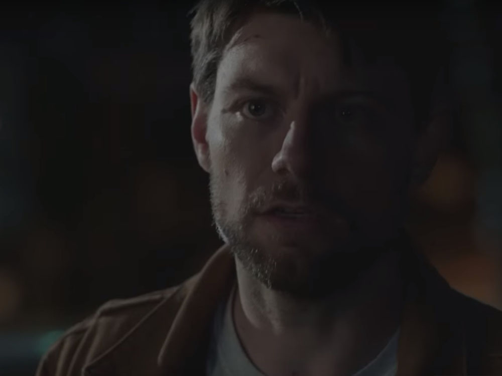 Kyle Barnes (Patrick Fugit) em trailer da série 'Outcast'