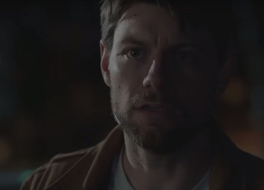 Kyle Barnes (Patrick Fugit) em trailer da série 'Outcast'
