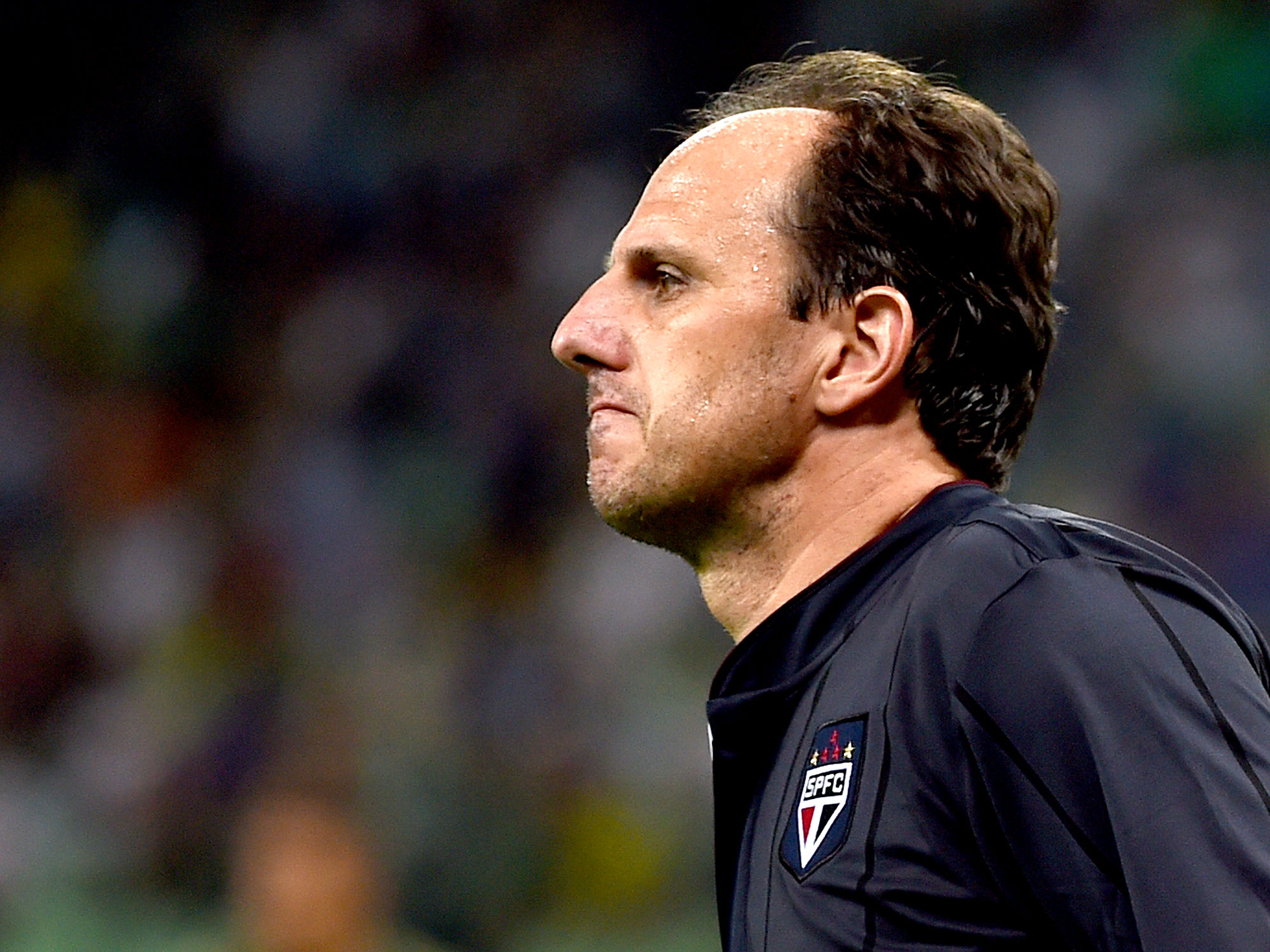 O goleiro Rogério Ceni, do São Paulo, lamenta gol do Palmeiras, na partida válida pela 12ª rodada do Campeonato Paulista, na Arena Palmeiras, na zona oeste da capital paulista, nesta quarta-feira (25)