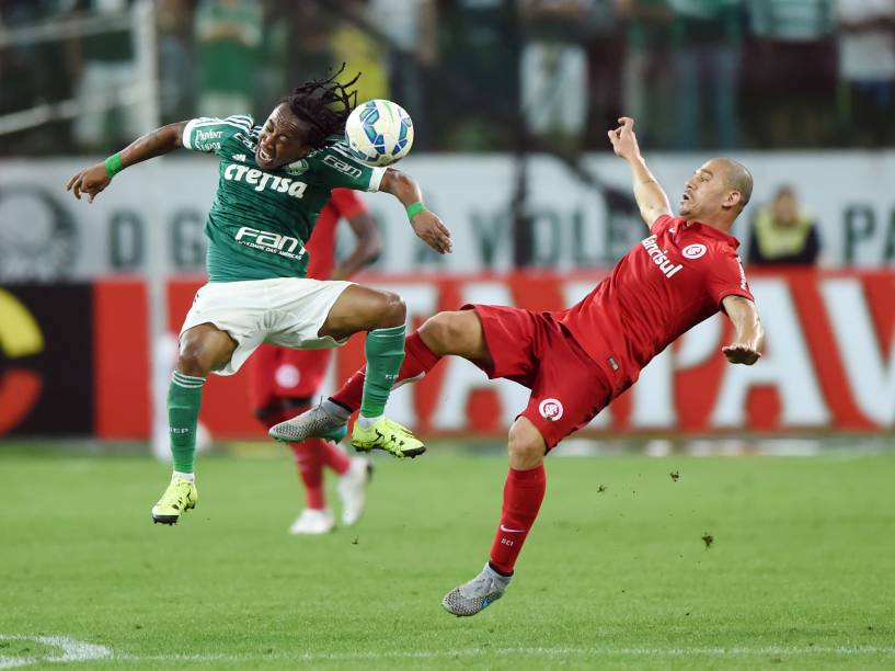 Os volantas Arouca do Palmeiras e Nilton do Internacional disputam jogada