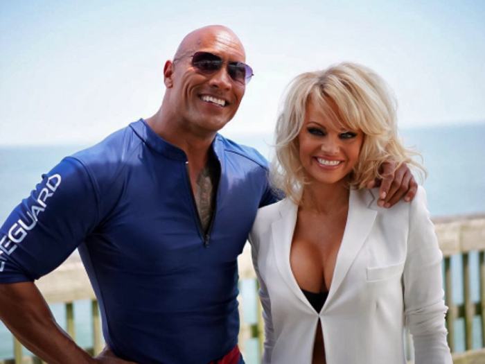 Pamela Anderson aparece ao lado de Dwayne Johnson durante as gravações do remake de 'Baywatch'
