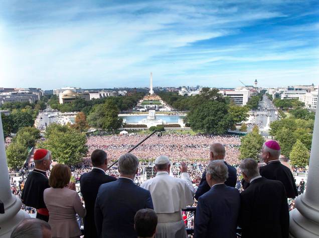 Papa Francisco acena para fiéis após falar em congresso nos Estados Unidos
