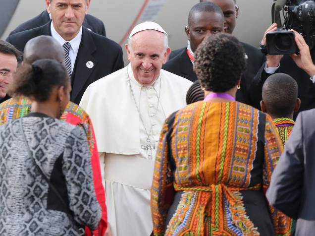 Papa Francisco chega em sua primeira visita ao continente africano como chefe da igreja católica, no aeroporto de Nairóbi