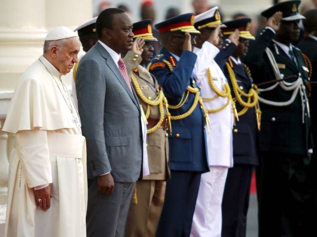 Papa Francisco ao lado do presidente do Quênia, Uhuru Kenyatta, em Nairóbi