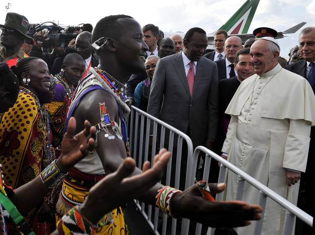 O papa Francisco e o presidente do Quênia, Uhuru Kenyatta, assistem a danças tradicionais ao chegarem ao aeroporto internacional Jommo Kenyatta, em Nairóbi