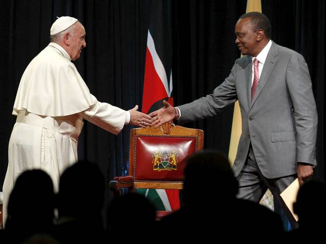 Papa Francisco cumprimenta o o presidente do Quênia, Uhuru Kenyatta, após discursar em Nairóbi, capital do Quênia