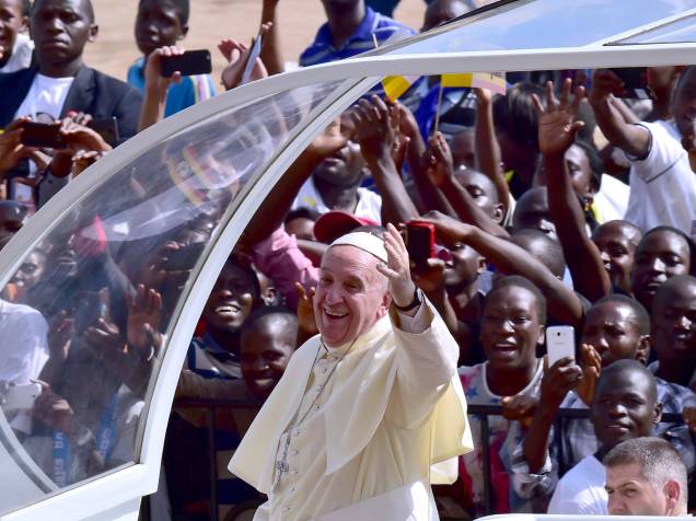 Multidão recepciona o papa Francisco em Kampala, capital de Uganda. O papa deixou o Quênia e seguiu para a Uganda, onde passará dois dias antes de continuar sua viagem para a República Central Africana