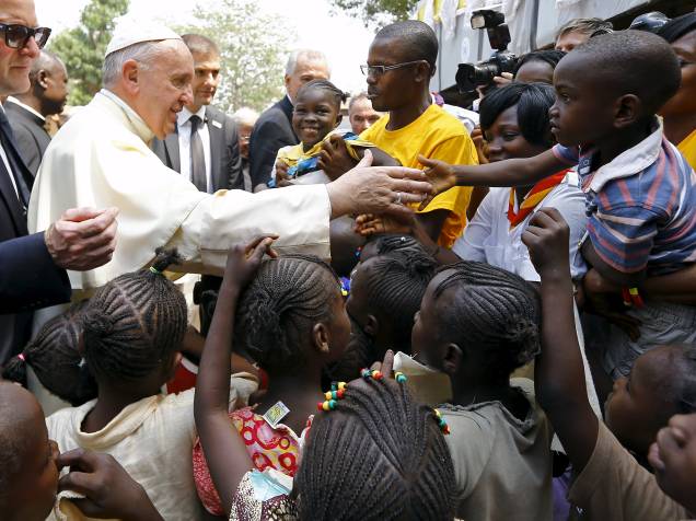 Papa Francisco cumprimenta crianças em sua visita a um campo de refugiados de Saint Sauveur, na capital da República Centro-Africana, Bangui